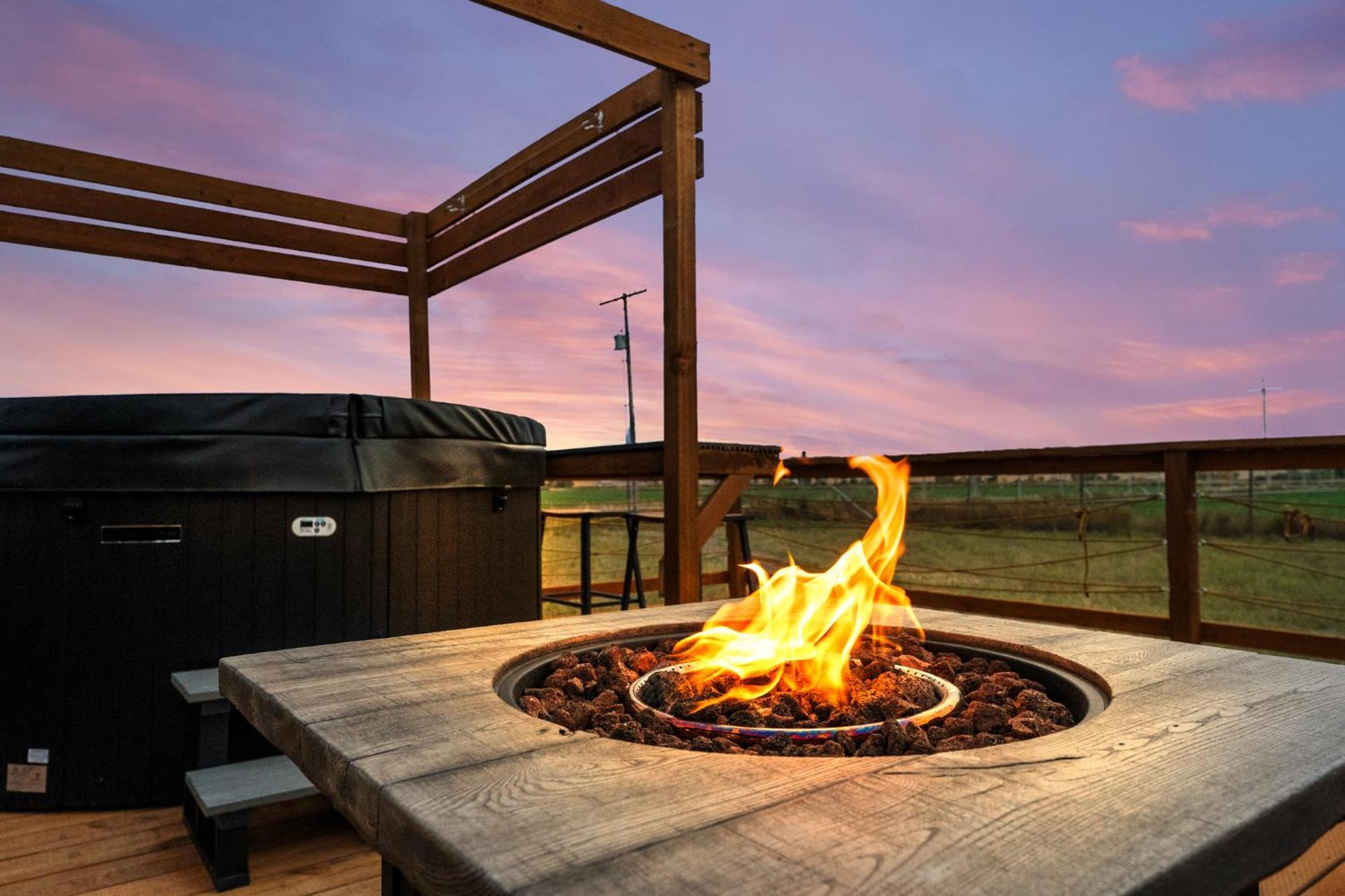 Modern Tiny Cabin, With Hot Tub In Choteau Mt מראה חיצוני תמונה