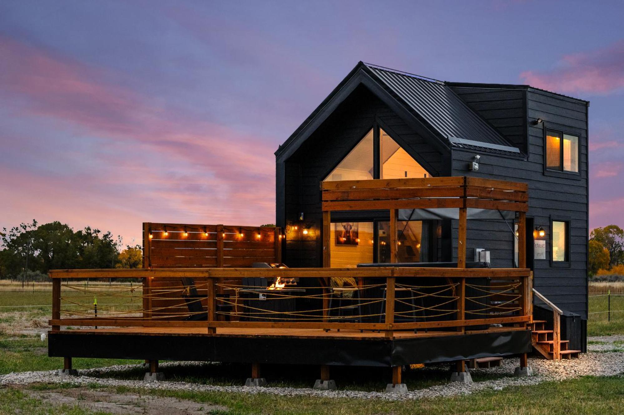 Modern Tiny Cabin, With Hot Tub In Choteau Mt מראה חיצוני תמונה