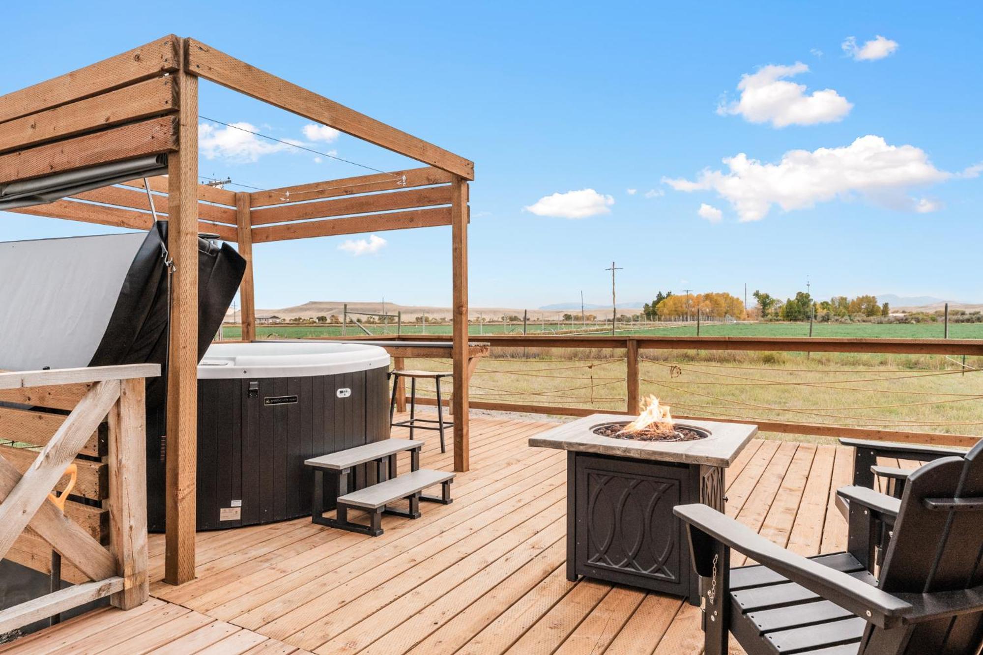 Modern Tiny Cabin, With Hot Tub In Choteau Mt מראה חיצוני תמונה