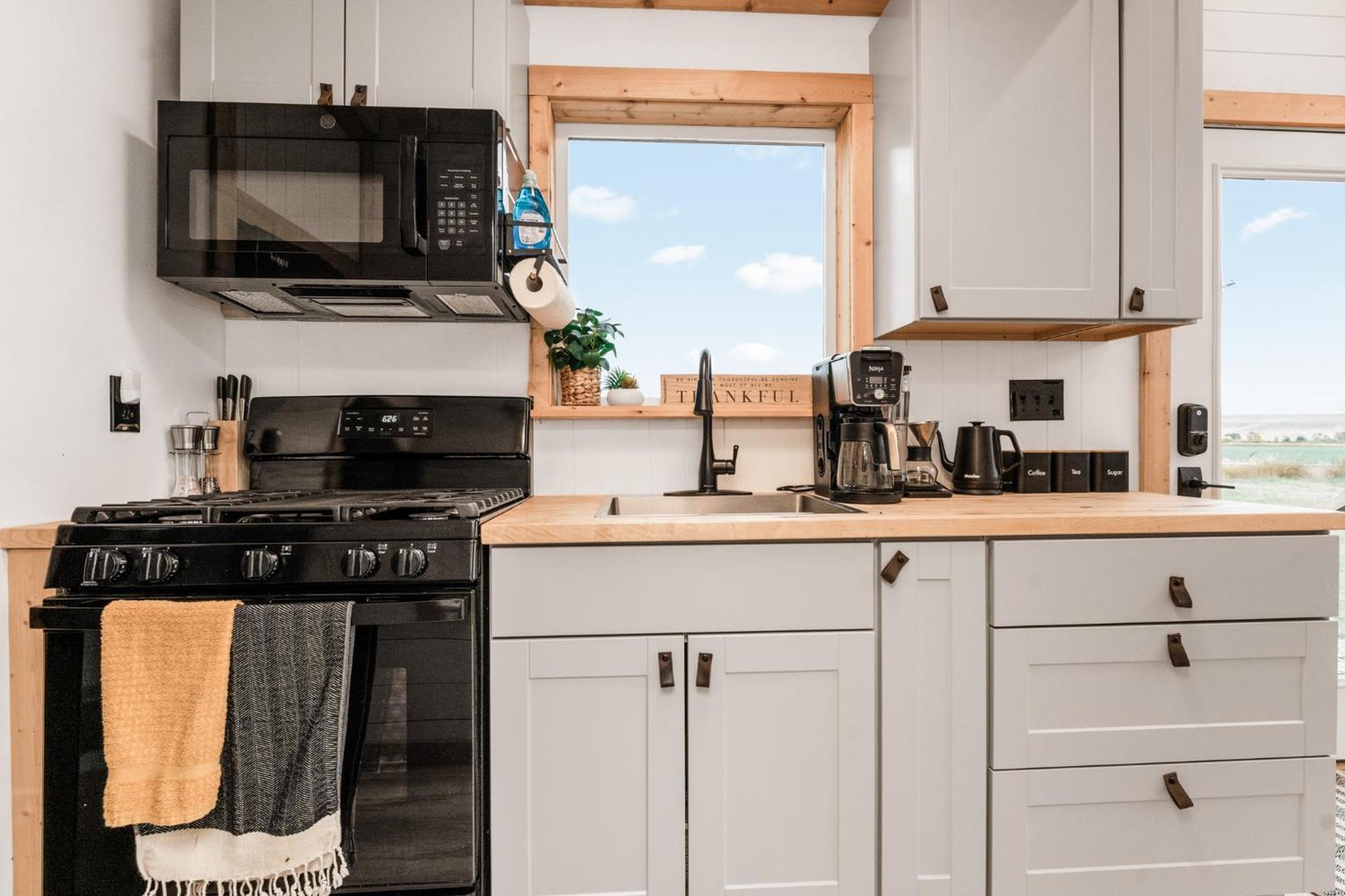 Modern Tiny Cabin, With Hot Tub In Choteau Mt מראה חיצוני תמונה