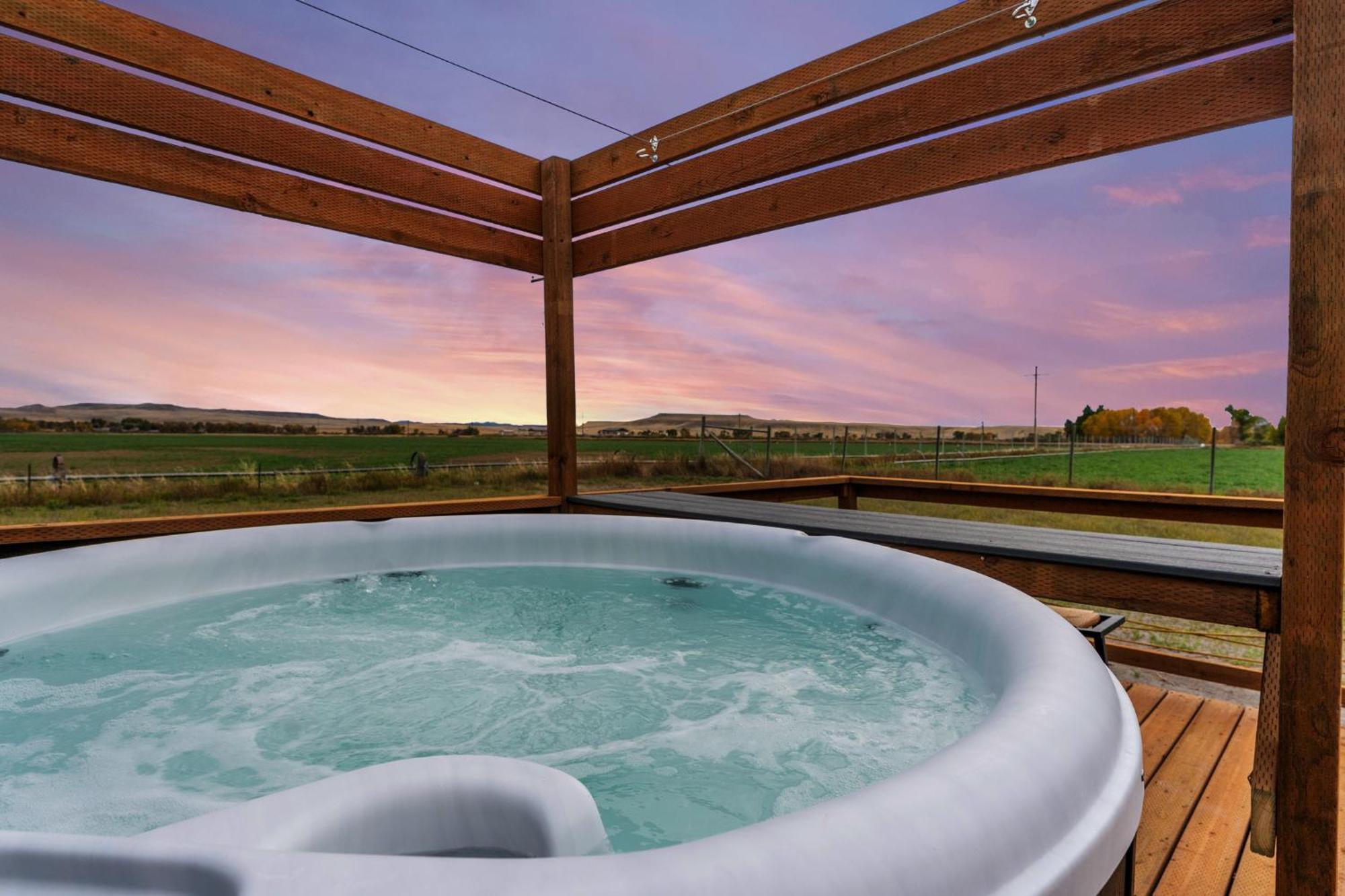 Modern Tiny Cabin, With Hot Tub In Choteau Mt מראה חיצוני תמונה